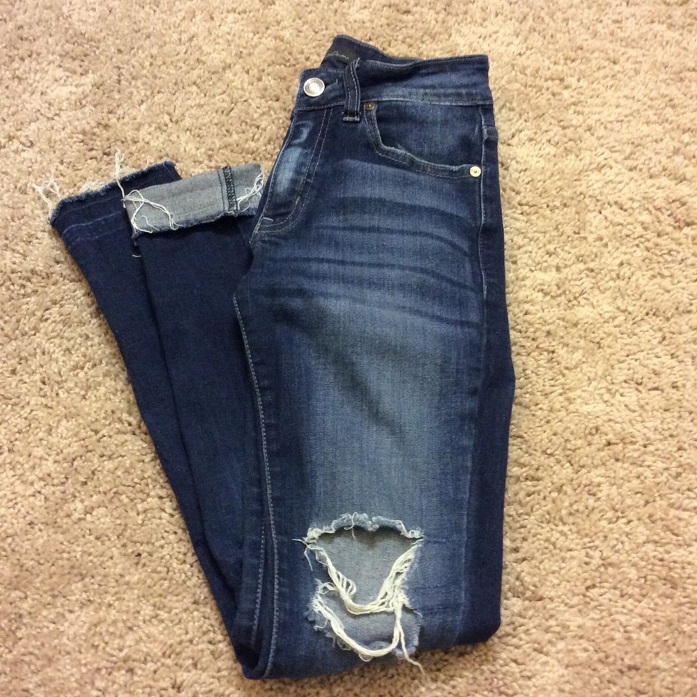 Like new super skinny women’s destructed denim!